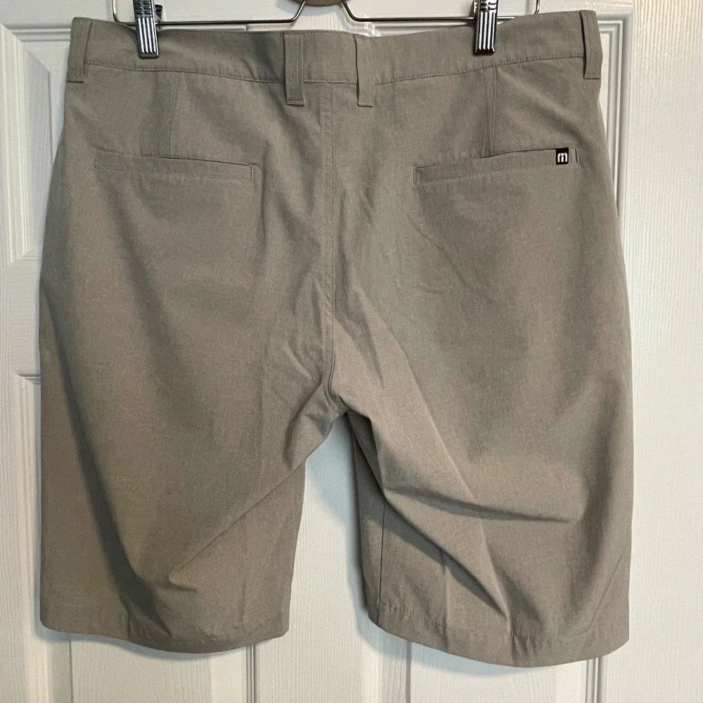 TravisMathew Mens Golf Shorts Size 34‎ Beige Performance Stretch Flat Front